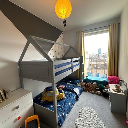 Luxury 3 Bedroom Flat In Stratford, Лондон Екстериор снимка