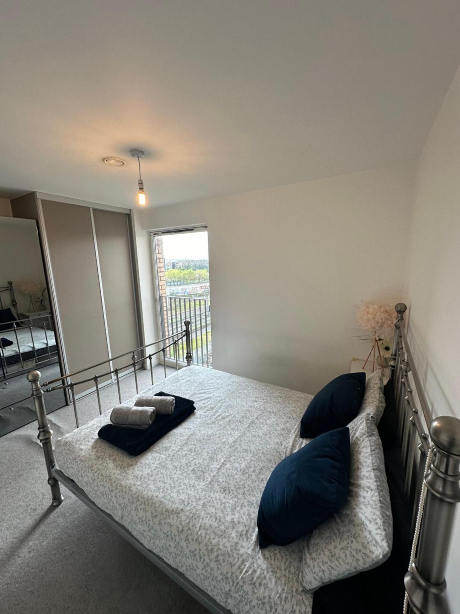 Luxury 3 Bedroom Flat In Stratford, Лондон Екстериор снимка