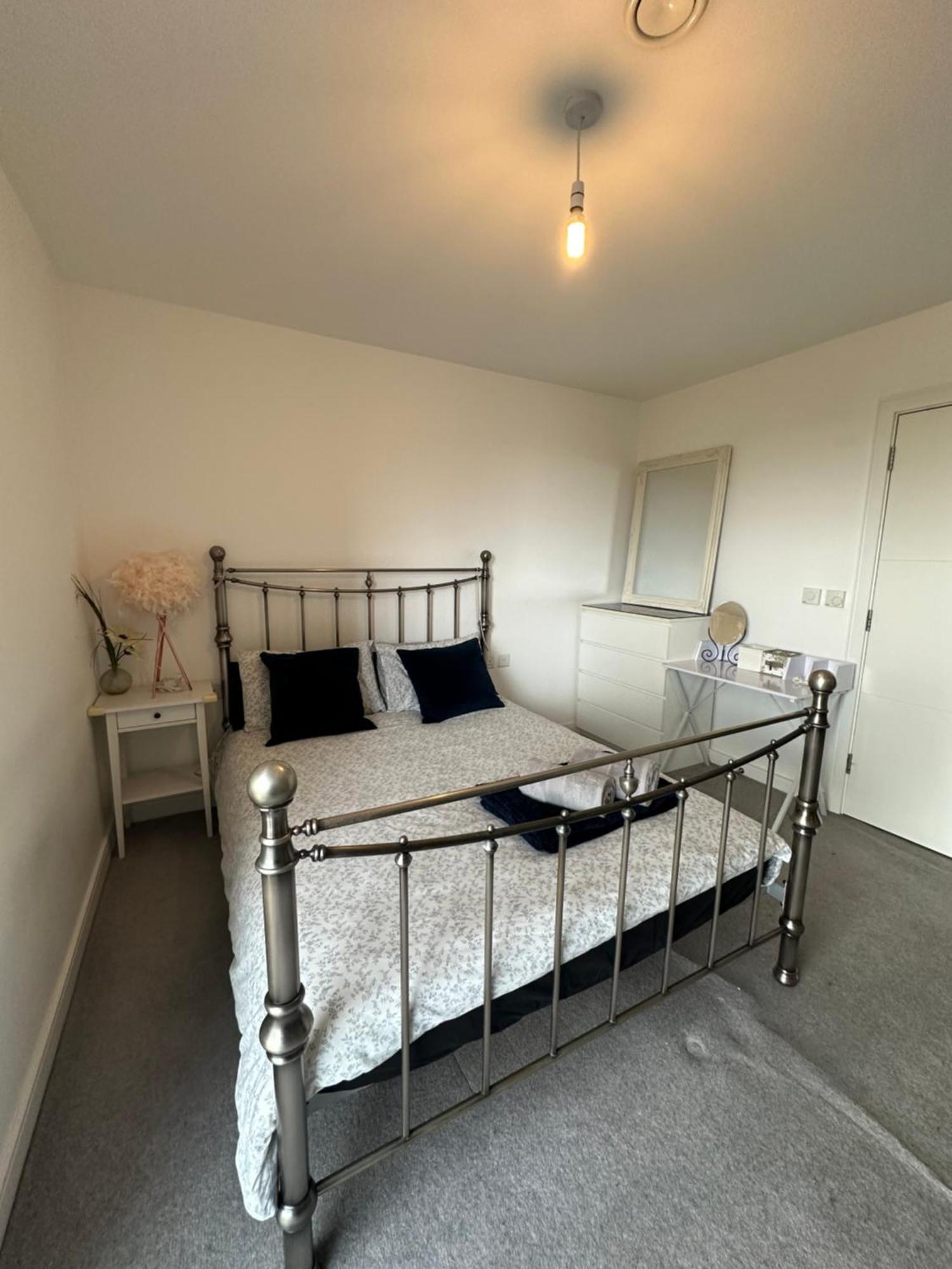 Luxury 3 Bedroom Flat In Stratford, Лондон Екстериор снимка