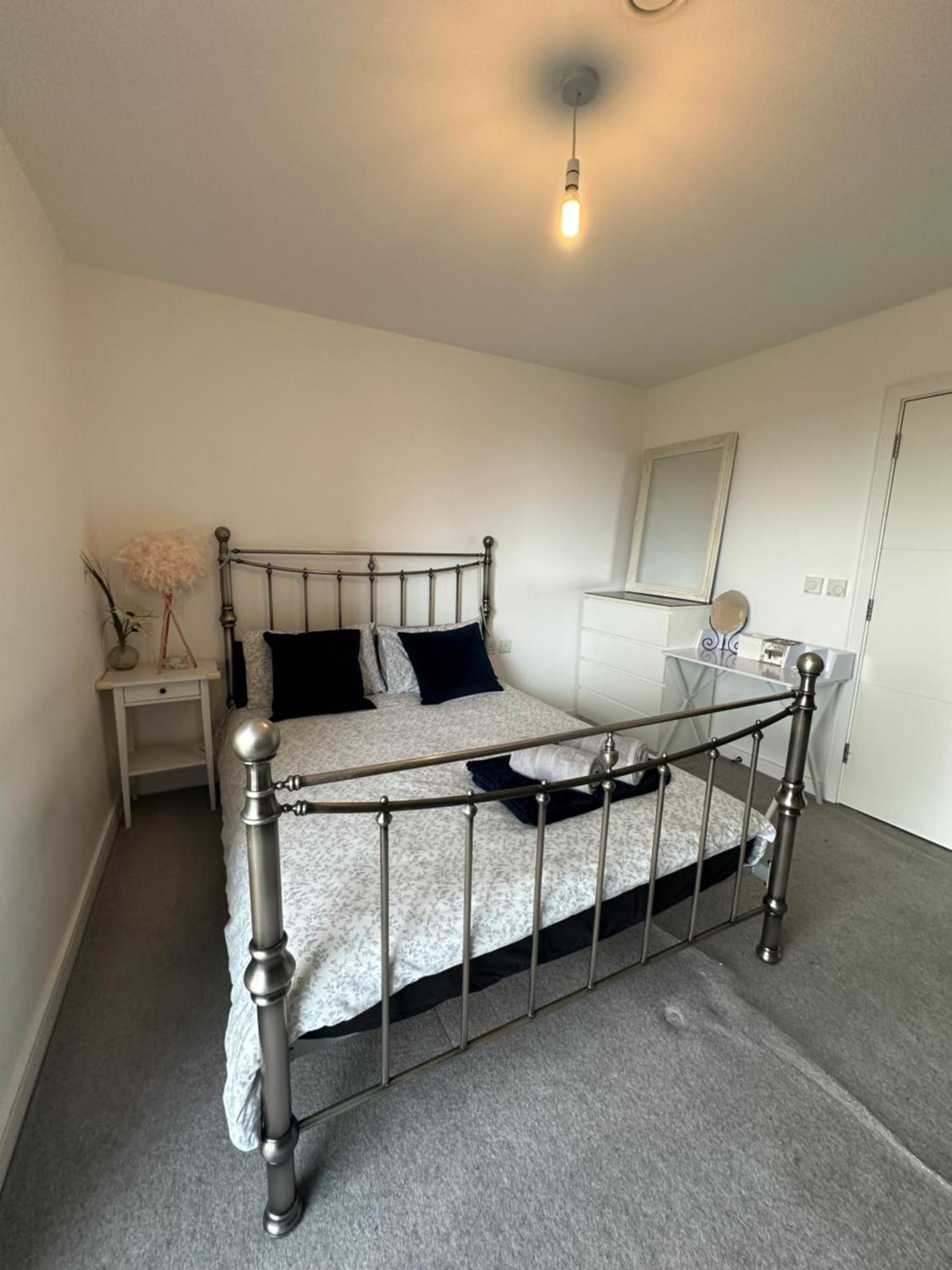 Luxury 3 Bedroom Flat In Stratford, Лондон Екстериор снимка