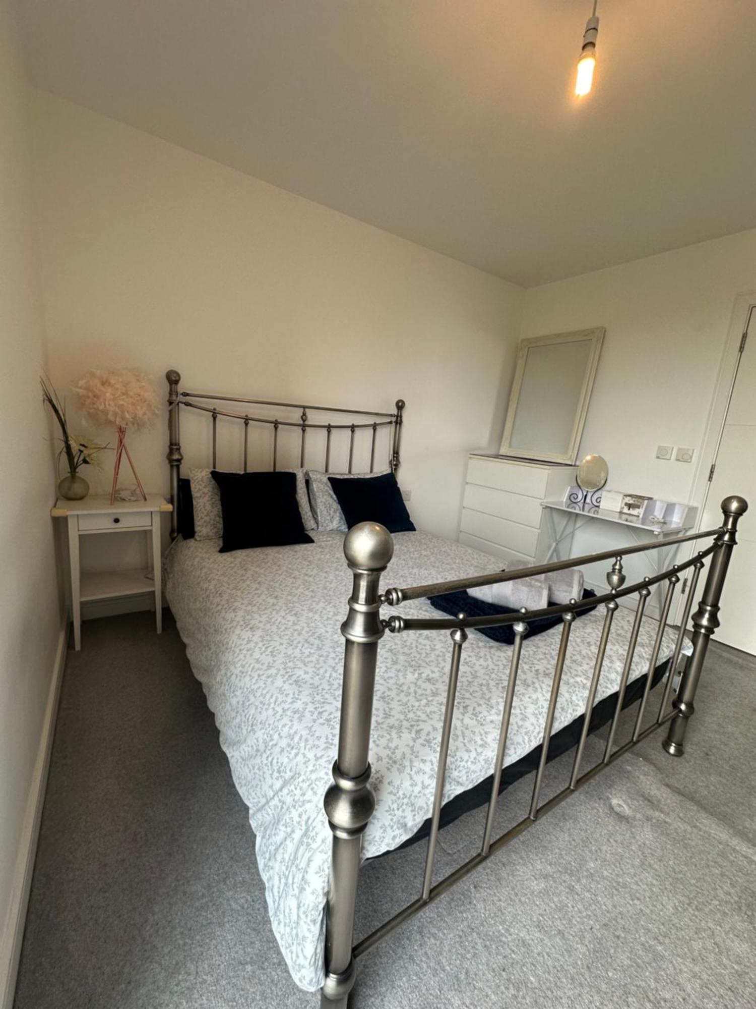Luxury 3 Bedroom Flat In Stratford, Лондон Екстериор снимка