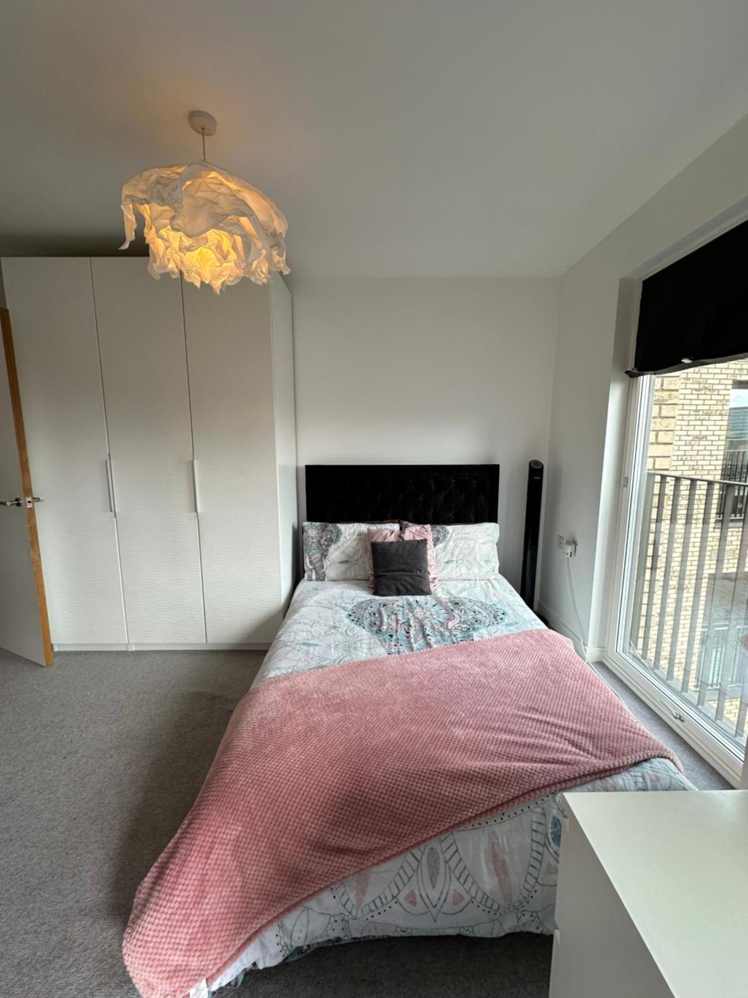 Luxury 3 Bedroom Flat In Stratford, Лондон Екстериор снимка