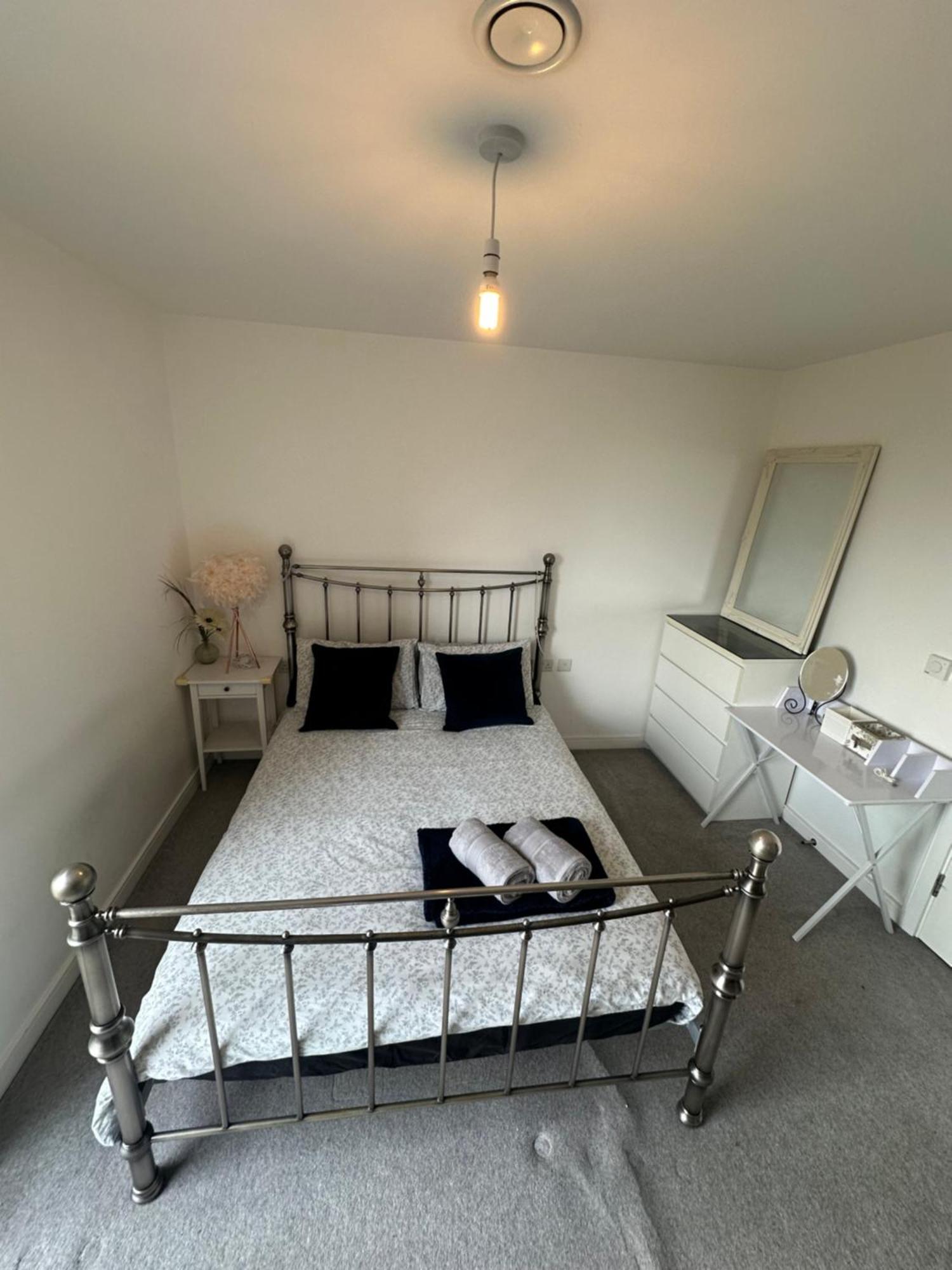 Luxury 3 Bedroom Flat In Stratford, Лондон Екстериор снимка