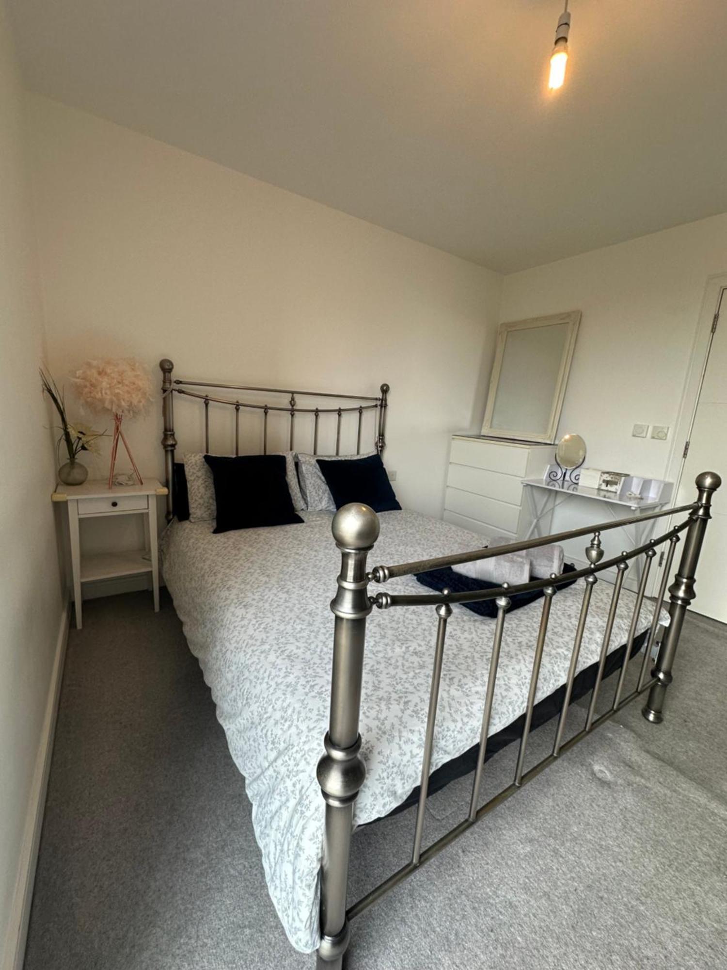 Luxury 3 Bedroom Flat In Stratford, Лондон Екстериор снимка
