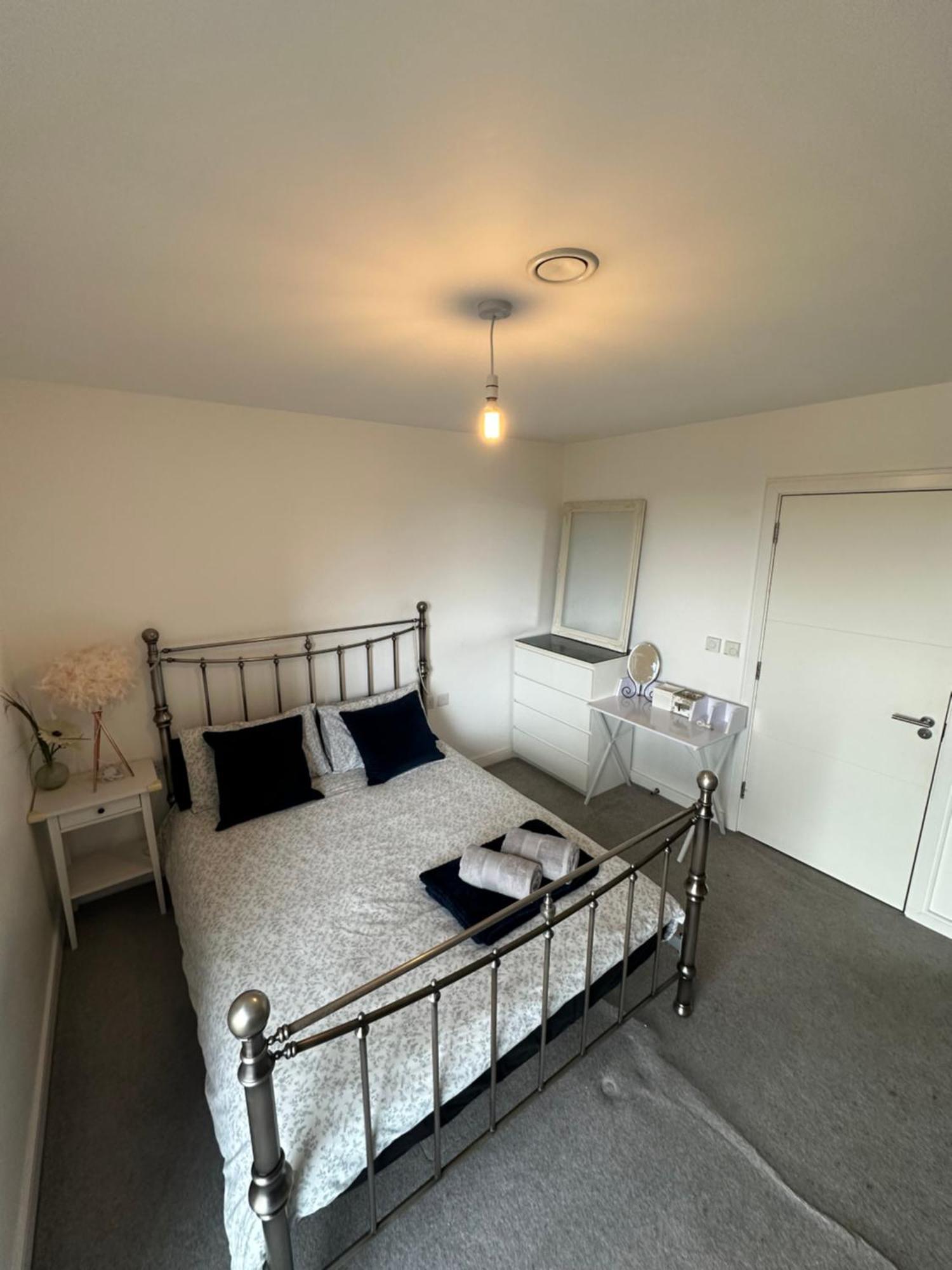 Luxury 3 Bedroom Flat In Stratford, Лондон Екстериор снимка